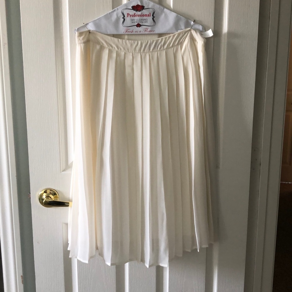 Off white pleated skirt